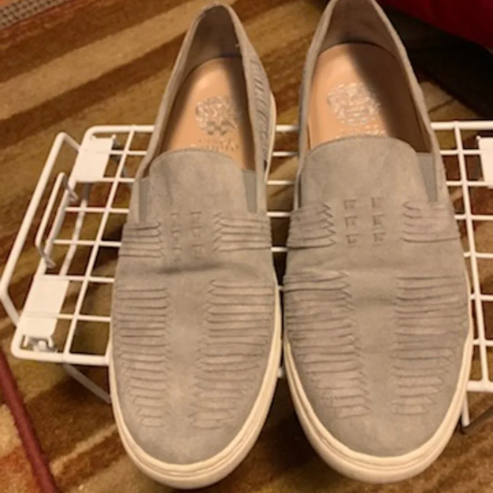 Vince Camuto Womens beyza Suede Closed Toe Loafers